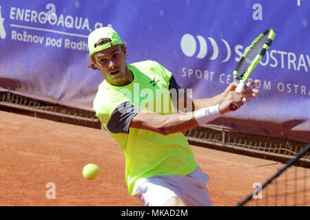 Ostrava, Repubblica Ceca. 06 Maggio, 2018. Lettore belga De Greef ha vinto il singolare concorso alla prosperita Open di tennis maschile torneo challenger in Ostrava (argilla rossa, un premio in denaro di 64.000 euro), Repubblica Ceca, 6 maggio 2018. Credito: Petr Sznapka/CTK foto/Alamy Live News Foto Stock