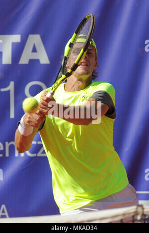 Ostrava, Repubblica Ceca. 06 Maggio, 2018. Lettore belga De Greef ha vinto il singolare concorso alla prosperita Open di tennis maschile torneo challenger in Ostrava (argilla rossa, un premio in denaro di 64.000 euro), Repubblica Ceca, 6 maggio 2018. Credito: Petr Sznapka/CTK foto/Alamy Live News Foto Stock