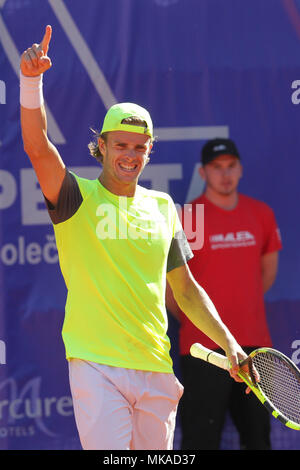 Ostrava, Repubblica Ceca. 06 Maggio, 2018. Lettore belga De Greef ha vinto il singolare concorso alla prosperita Open di tennis maschile torneo challenger in Ostrava (argilla rossa, un premio in denaro di 64.000 euro), Repubblica Ceca, 6 maggio 2018. Credito: Petr Sznapka/CTK foto/Alamy Live News Foto Stock