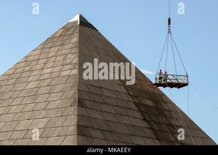 07 maggio 2018, Germania, Lipsia: lavoratore di una specialità ferma su una piattaforma di lavoro sospesa da una gru la pulizia della piramide in un parco di divertimenti a Leipzig usando una tecnica speciale. In Europa la più grande piramide, secondo la direzione del parco, è di essere completamente pulita per la prima volta dalla sua inaugurazione 15 anni fa. Il lavoro sulla 32-metro alta struttura con circa 3.600 metri quadrati di superficie sono a durare fino a mercoledì 09 maggio. Foto: Jan Woitas/dpa-Zentralbild/dpa Foto Stock