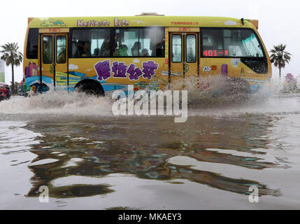 Xiamen, cinese della provincia del Fujian. Il 7 maggio, 2018. Una unità di bus su una strada allagata a Xiamen, a sud-est della Cina di provincia del Fujian, 7 maggio 2018. Inondazioni scoppiato qui a causa di forti precipitazioni. Credito: Zeng Demeng/Xinhua/Alamy Live News Foto Stock