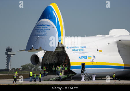 07 maggio 2018, Germania, Schkeuditz, Leipzig-Halle Aeroporto: i visitatori in piedi su un Anotonov 225's sportellino di caricamento. Il 84 - metro, lunga 89 metri e larga 18 metri aereo cargo è un pezzo unico. Esso è stato originariamente costruito per la navetta sovietica Buran ed è in grado di trasportare 250 tonnellate di carico. Il suo cargo bay può contenere una carena completa di un Boeing 737. Foto: Jan Woitas/dpa-Zentralbild/dpa Foto Stock