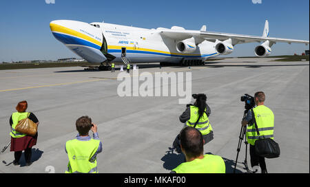 07 maggio 2018, Germania, Schkeuditz, Leipzig-Halle Aeroporto: giornalisti e visitatori fotografare e filmare la chiusura di un Anotonov 225's cargo bay. Il 84 - metro, lunga 89 metri e larga 18 metri aereo cargo è un pezzo unico. Esso è stato originariamente costruito per la navetta sovietica Buran ed è in grado di trasportare 250 tonnellate di carico. Il suo cargo bay può contenere una carena completa di un Boeing 737. Foto: Jan Woitas/dpa-Zentralbild/dpa Foto Stock