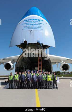 07 maggio 2018, Germania, Schkeuditz, Leipzig-Halle Aeroporto: l'equipaggio della Anotonov 225 in piedi davanti a loro aeromobili per una foto di gruppo. Il 84 - metro, lunga 89 metri e larga 18 metri aereo cargo è un pezzo unico. Esso è stato originariamente costruito per la navetta sovietica Buran ed è in grado di trasportare 250 tonnellate di carico. Il suo cargo bay può contenere una carena completa di un Boeing 737. Foto: Jan Woitas/dpa-Zentralbild/dpa Foto Stock