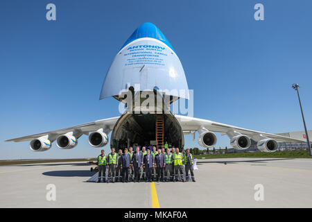 07 maggio 2018, Germania, Schkeuditz, Leipzig-Halle Aeroporto: l'equipaggio della Anotonov 225 in piedi davanti a loro aeromobili per una foto di gruppo. Il 84 - metro, lunga 89 metri e larga 18 metri aereo cargo è un pezzo unico. Esso è stato originariamente costruito per la navetta sovietica Buran ed è in grado di trasportare 250 tonnellate di carico. Il suo cargo bay può contenere una carena completa di un Boeing 737. Foto: Jan Woitas/dpa-Zentralbild/dpa Foto Stock