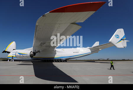 07 maggio 2018, Germania, Schkeuditz, Leipzig-Halle Aeroporto: un aeroporto lavoratore camminare sotto un Anotonov 225. Il 84 - metro, lunga 89 metri e larga 18 metri aereo cargo è un pezzo unico. Esso è stato originariamente costruito per la navetta sovietica Buran ed è in grado di trasportare 250 tonnellate di carico. Il suo cargo bay può contenere una carena completa di un Boeing 737. Foto: Jan Woitas/dpa-Zentralbild/dpa Foto Stock