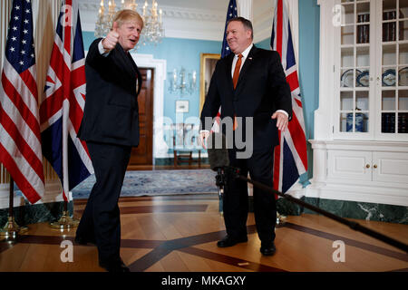 Washington, DC, Stati Uniti d'America. Il 7 maggio, 2018. Stati Uniti Il segretario di Stato Mike Pompeo (R) si riunisce con il Segretario di Stato britannico per gli Affari Esteri e del Commonwealth Boris Johnson presso il Dipartimento di Stato a Washington, DC, Stati Uniti, il 7 maggio 2018. Credito: Ting Shen/Xinhua/Alamy Live News Foto Stock