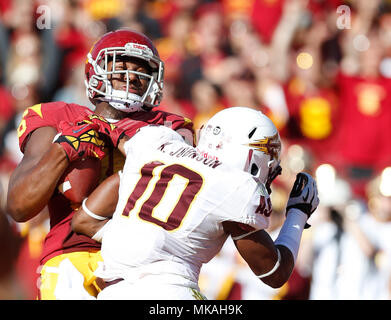 Los Angeles, California, USA. Decimo Nov, 2012. USC Trojans stretto fine Xavier Grimble #86 catture un pass per un touchdown come egli è stato colpito da Arizona State Sun Devils Keelan sicurezza Johnson #10 nel secondo trimestre durante il NCAA Football gioco tra la USC Trojans e Arizona State Sun Devils al Colosseo in Los Angeles, California.Charles Baus/CSM/Alamy Live News Foto Stock