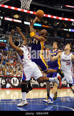 Il 16 gennaio 2011. Los Angeles Lakers guard KOBE BRYANT #24 tenta un colpo mentre Los Angeles Clippers guard BARON DAVIS #5 difende durante il gioco allo STAPLES Center di Los Angeles, CA. La Clippers sconfitto i Lakers 99-92. Foto Stock