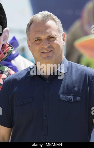 Cannes, Frankreich. 07 Maggio, 2018. Direttore Genndy Tartakovsky pone con personaggi mostro a photocall promozione 'Hotel Tansylvania 3' durante la settantunesima Cannes Film Festival a Hotel Carlton Beach a Cannes, Francia, il 07 maggio 2018. | Verwendung weltweit Credito: dpa/Alamy Live News Foto Stock