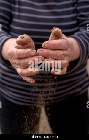 Suolo e due vecchi e sporchi le mani donna Foto Stock