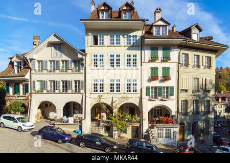 Bern, Svizzera - 17 Ottobre 2017: belle case tradizionali e macchine parcheggiate nella città vecchia Foto Stock