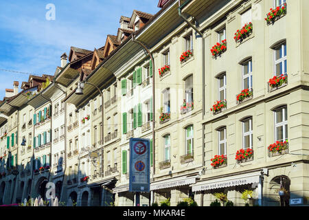 Bern, Svizzera - 17 Ottobre 2017: belle case tradizionali e macchine parcheggiate nella città vecchia Foto Stock