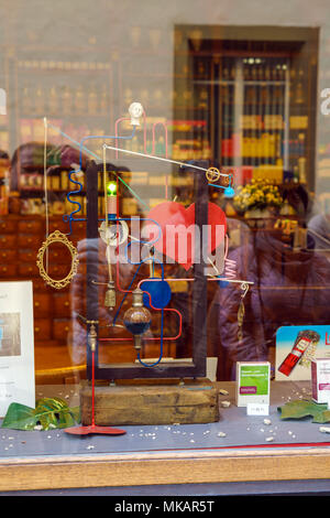 Bern, Svizzera - 17 Ottobre 2017: una vetrina della farmacia con un moderno spostando la scultura cinetica Foto Stock