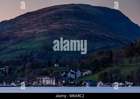 Waterhead sotto red ghiaioni nella luce della sera, Ambleside, Lake District, Cumbria Foto Stock