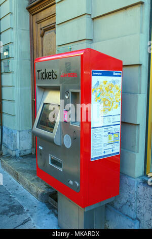 Bern, Svizzera - 17 Ottobre 2017: biglietteria automatica per il trasporto pubblico nel centro della città Foto Stock