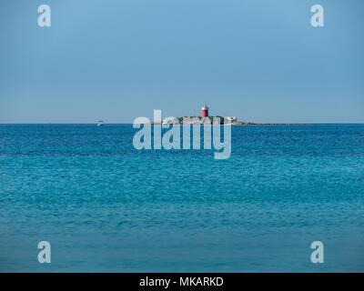 Vista del faro di fronte al porto di Alghero, Sardegna Foto Stock