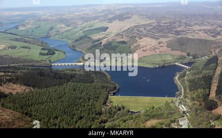 Vista aerea del serbatoio Ladybower nel Peak District, REGNO UNITO Foto Stock