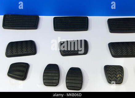 Una selezione di pedali sul display in Auto China 2018 motorshow di Pechino in aprile 2018 Foto Stock