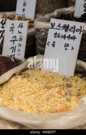 È scritto come Indonesia boswellia. Si tratta di una fotografia scattata nella più grande medicina cinese mercato in Seoul. Foto Stock