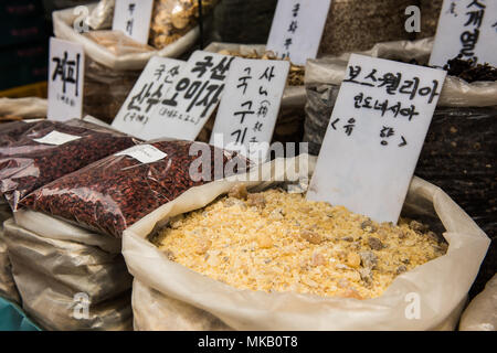 È scritto come Indonesia boswellia. Si tratta di una fotografia scattata nella più grande medicina cinese mercato in Seoul. Foto Stock