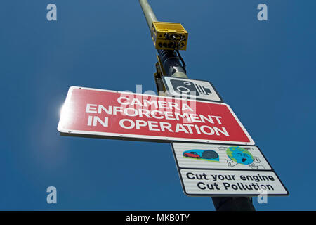 Tagliare il taglio del motore inquinamento e fotocamera segni di esecuzione in corrispondenza di un passaggio a livello ferroviario in East Sheen, Londra, Inghilterra Foto Stock