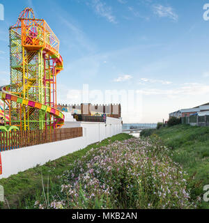 Un Helter Skelter fairground ride sorge accanto al fiume ricoperta a Bowleaze Cove a Weymouth, Dorset. Foto Stock