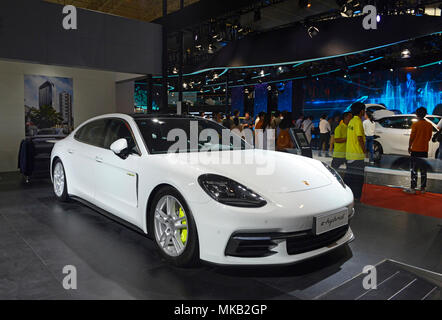 Una Porsche e-Hybrid Panamera sul display in Auto China 2018 motorshow di Pechino, Cina Foto Stock