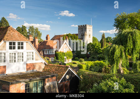 Reading, in Inghilterra, Regno Unito - 29 agosto 2016: cottage tradizionale e chiesa parrocchiale accanto al Fiume Tamigi nel villaggio di Goring, Berkshire. Foto Stock