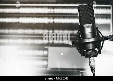 Microfono professionale in uno studio di registrazione close up Foto Stock