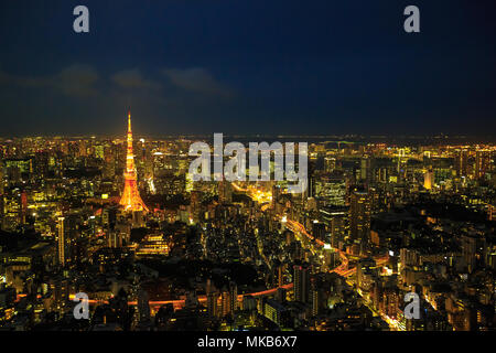 Vista aerea di Tokyo di notte illuminata con la mitica Torre di Tokyo nel quartiere Minato, Tokyo, Giappone. Foto Stock