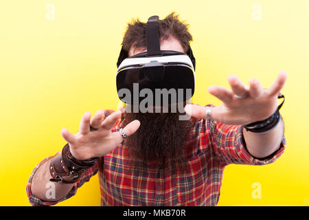 La barba lunga hipster uomo che indossa una realtà virtuale auricolare Foto Stock