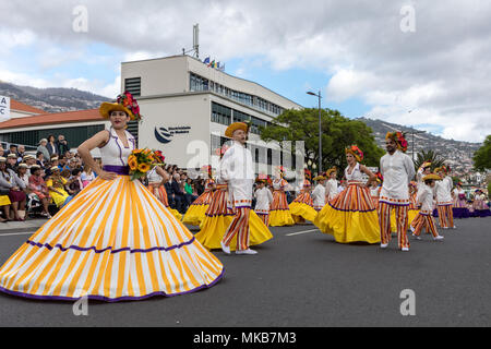 Funchal; Madera; Portogallo - aprile 22; 2018: parata annuale del il Festival dei Fiori di Madeira nella città di Funchal sull isola di Madeira. Il Portogallo. Foto Stock