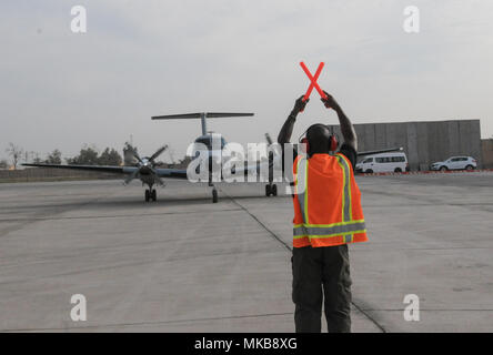 TAJI complesso militare in Iraq - Un C-12 è guidato come si atterra a Taji complesso militare, Iraq, nov. 8, 2017. Stazionati in tutta la regione, elementi della ventinovesima cabina offrono intra-theatre airlift funzionalità per persone e merci a sostegno del funzionamento dello schermo Spartan, operazione inerente a risolvere e funzionamento libertà sentinella in Afghanistan. (US Army photo by Staff Sgt. E Isotta Reyes) Foto Stock