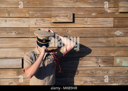 Il cadetto Navy Junior Reserve Officers Training Corps partecipa ad un evento di guardia cerimoniale a Fort Pierce, Florida, il 4 novembre 2017. La stampa fotografica storica documenta un'ispezione uniforme prima di sfilare i colori durante una dimostrazione ufficiale della Marina, con il cadetto iscritto al programma di ingresso ritardato del corpo dei Marines all'epoca. Foto Stock