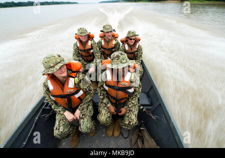 211117-N-QM691-0217 fiume del Amazon, Brasile (nov. 21, 2017) una squadra di cinque Stati Uniti Navy medici viaggiare in un remoto villaggio lungo il Rio delle Amazzoni in Brasile, 21 novembre. In senso orario da sinistra, sono Lt. La Cmdr. Patricia Hogan, una medicina interna specialista; Lt. La Cmdr. Robert P. Lennon, uno specialista in medicina generale; Lt. La Cmdr. Thomas K. Barlow, uno specialista in dermatologia; Lt. Gregory J Condos, una medicina interna specialista; e il tenente La Cmdr. Nehkonti Adams, malattie infettive specialista. Il team si impegna in un mese di missione umanitaria fino il fiume del Amazon. Essi stanno lavorando con il reggiseno Foto Stock