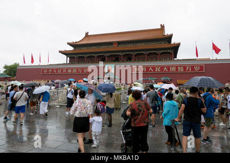 La folla di persone, i turisti al cancello di ingresso della Città Proibita di Pechino, Cina, Asia. Viaggi, vacanze, turismo Foto Stock