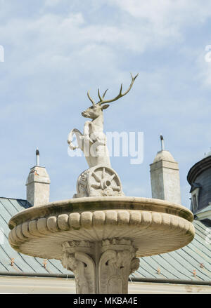 Statua di cervi simbolo della famiglia Palfy su Cerveny Kamen castle in Slovacchia Foto Stock