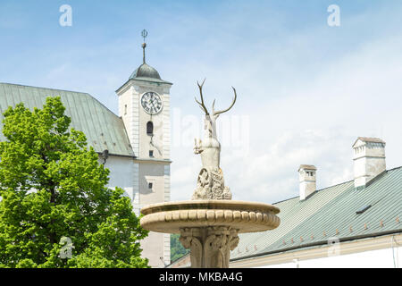 Statua di cervi simbolo della famiglia Palfy su Cerveny Kamen castle in Slovacchia Foto Stock