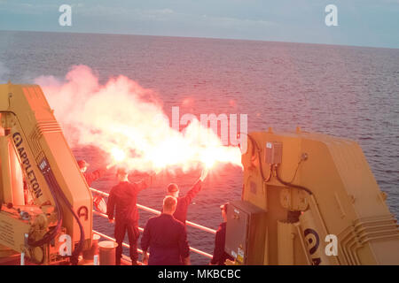 Guardacoste Munro equipaggi riflessi di luce durante un esercizio di formazione al largo della costa della isola Catalina, California, nov. 7, 2017. Il suo equipaggio erano pirotecnico di conduzione di corsi di formazione per imparare a in modo sicuro e utilizzare correttamente i razzi di segnalazione. Stati Uniti La guardia costiera della foto. Foto Stock