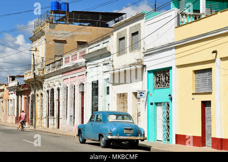 CIENFUEGOS, CUBA - 06 novembre 2016: edificio coloniale di sviluppo dalla passeggiata principale del centro storico di Cienfuegos su Cuba Foto Stock