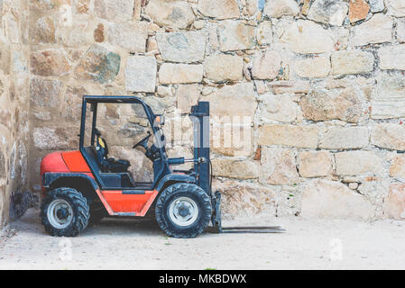 Vecchio e sporco carrello in rosso sulla parte anteriore della parete con copia spazio per il testo Foto Stock