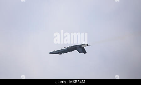 Un Royal Canadian Air Force CF-18 Hornet vola invertiti durante il 2018 Power nei pini Open House e Air Show di prove svoltasi il 4 maggio 2018 a base comuneGuire-Dix Mc-Lakehurst, N.J. Il canadese CF-18 Demo Team qui eseguita per uno dei loro quattro fine corsa programmata negli Stati Uniti questo mese prima di continuare il loro tour in Canada. (U.S. Air National Guard foto di Master Sgt. Matteo Hecht) Foto Stock