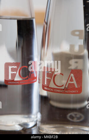 Bottiglie di acqua al comportamento finanziario competente (FCA) uffici, Nord colonnato, Docklands di Londra. Il logo del marchio aziendale è chiaramente visualizzato Foto Stock