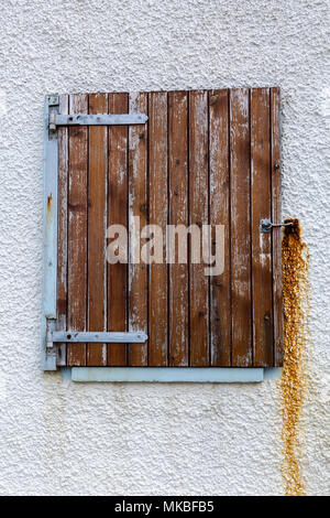 Fading finestra in legno otturatore in un cottage del villaggio di pescatori di Crovie, Aberdeenshire, Scotland, Regno Unito Foto Stock