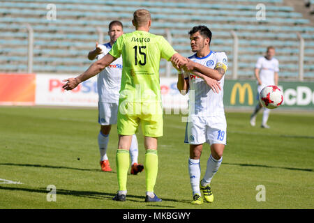 MINSK, Bielorussia - 6 Maggio 2018: i giocatori di calcio sostengono, conflitto durante la bielorussa Premier League football match tra FC dinamo Minsk e FC Shakhtar al Traktor Stadium Foto Stock