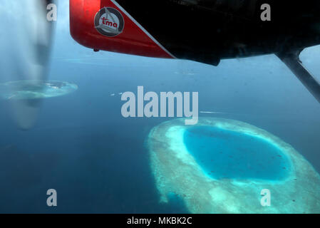 Vista aerea di atolli, isole Maldive, Asia, Oceano Indiano. Arcipelago, resort in paradiso tropicale visto dal cielo su aereo, piano, idrovolante, f Foto Stock