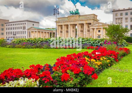 Visualizzazione classica della famosa Porta di Brandeburgo a Pariser Platz, uno dei più noti monumenti e simboli nazionali della Germania, in una bella giornata di sole in Foto Stock