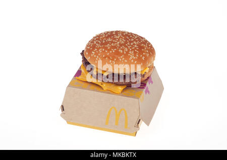McDonald's nuovo carni fresche bovine cotte quando ordinato quater pounder con formaggio. La mai congelate burger appena implementato a livello nazionale negli Stati Uniti nel maggio 2018. Foto Stock