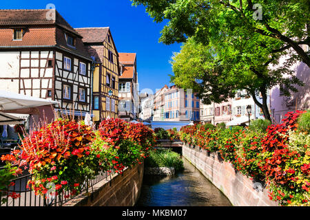 Bella città di Colmar,vista con canali,fiori e case tradizionali,l'Alsazia, Francia. Foto Stock